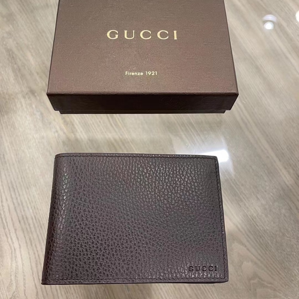 The new gucci wallet for men. Includes  gift box